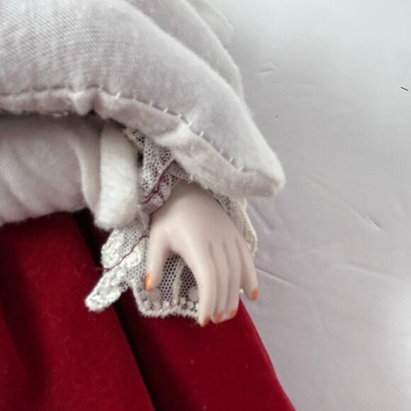 La Collection Artisan Doll Porcelain "Jackie" Wind Up Musical Doll Collector 16" - Picture 10 of 11